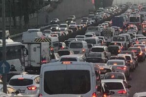 İzmir'in ulaşımın can damarı Altınyol'da&nbsp;saat 06.30 sularında meydana gelen kaza