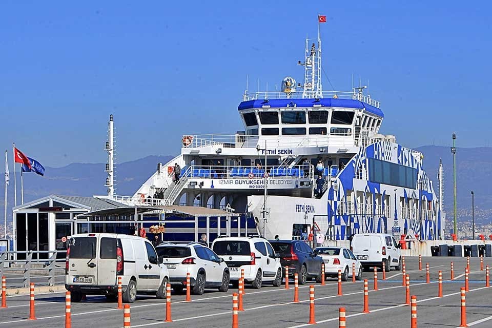 İzmir&rsquo;de karayolu yerine deniz ulaşımını tercih eden s&uuml;r&uuml;c&uuml;lerin sayısı 2021&rsquo;de