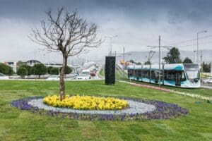 İzmir B&uuml;y&uuml;kşehir Belediyesi, yapımı s&uuml;ren 11 kilometrelik &Ccedil;iğli Tramvayı&rsquo;nın yanı