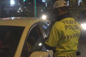 İZMİR'de yılbaşında yapılan trafik denetimlerinde kuralları ihlal eden s&uuml;r&uuml;c&uuml;lere toplamda