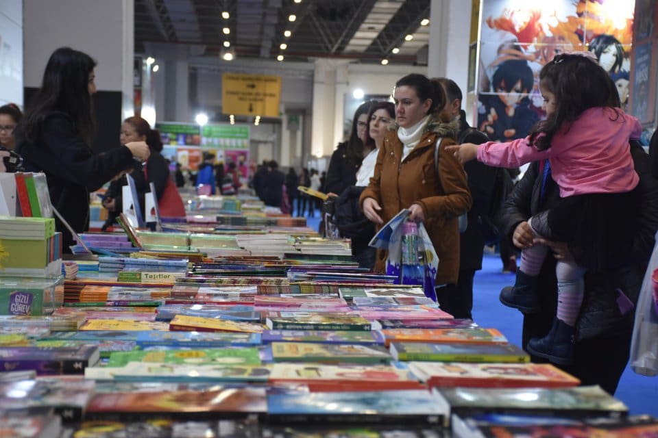 İzmir Kitap Fuarı, Gaziemir Fuar İzmir'de kitapseverleri ağırlamaya başladı. &Uuml;&ccedil;