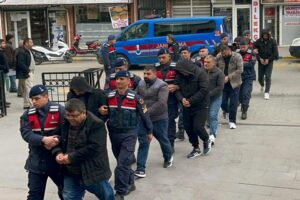 Manisa ve İzmir'de jandarmanın su&ccedil; &ouml;rg&uuml;t&uuml;ne y&ouml;nelik d&uuml;zenlediği operasyonda, g&ouml;zaltına