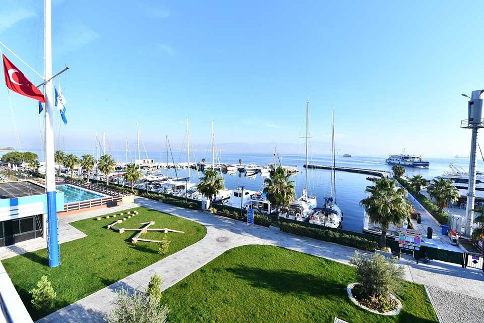 İzmir B&uuml;y&uuml;kşehir Belediyesi&rsquo;nin yenileyerek kentin hizmetine sunduğu İzmir Marina, yat
