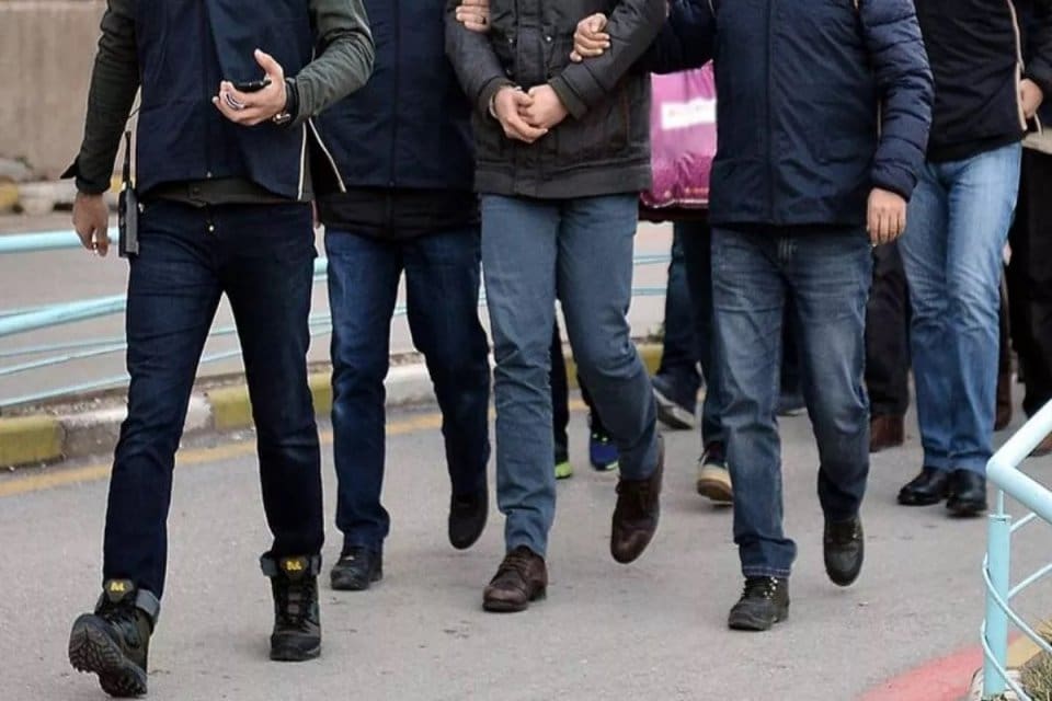 İzmir merkezli 10 ilde, FET&Ouml;/PDY'nin T&uuml;rk Silahlı Kuvvetleri (TSK) ve