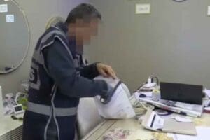 İZMİR merkezli 14 ilde d&uuml;zenlenen operasyonunda, resmi belgede sahtecilik yaparak