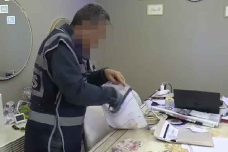 İZMİR merkezli 14 ilde d&uuml;zenlenen operasyonunda, resmi belgede sahtecilik yaparak