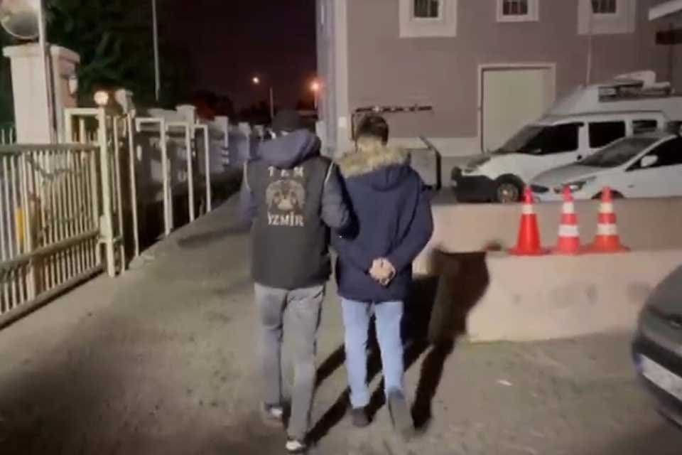 İzmir&nbsp;merkezli 21 ilde, FET&Ouml;/PDY'nin 'TSK yapılanması'na y&ouml;nelik d&uuml;zenlenen operasyonda, 111