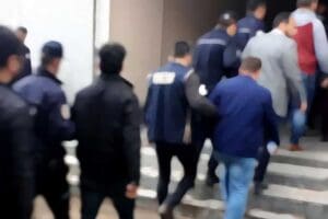 İzmir merkezli 21 ilde, 'saadet zinciri' y&ouml;ntemiyle dolandırıcılık yaptıkları iddiasıyla