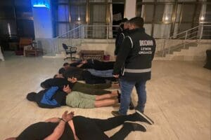 İzmir'de, iş insanlarına şantaj yaparak haksız kazan&ccedil; sağlayan ve &ccedil;ok
