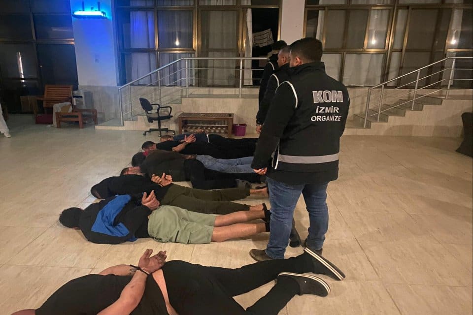İzmir'de, iş insanlarına şantaj yaparak haksız kazan&ccedil; sağlayan ve &ccedil;ok