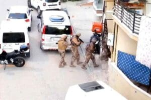 İZMİR merkezli 3 ilde yapılan uyuşturucu operasyonunda, 44 kişi g&ouml;zaltına