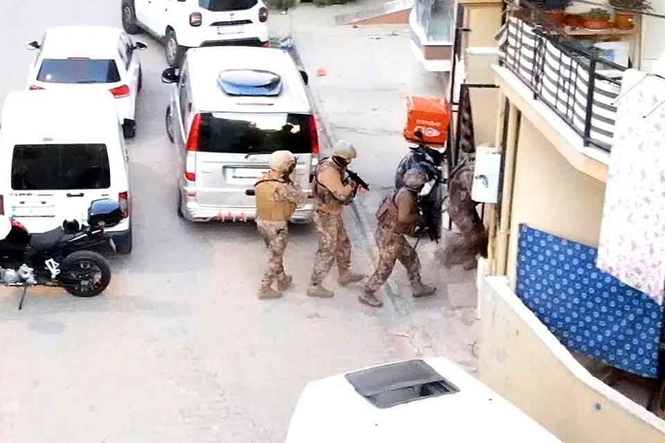 İZMİR merkezli 3 ilde yapılan uyuşturucu operasyonunda, 44 kişi g&ouml;zaltına