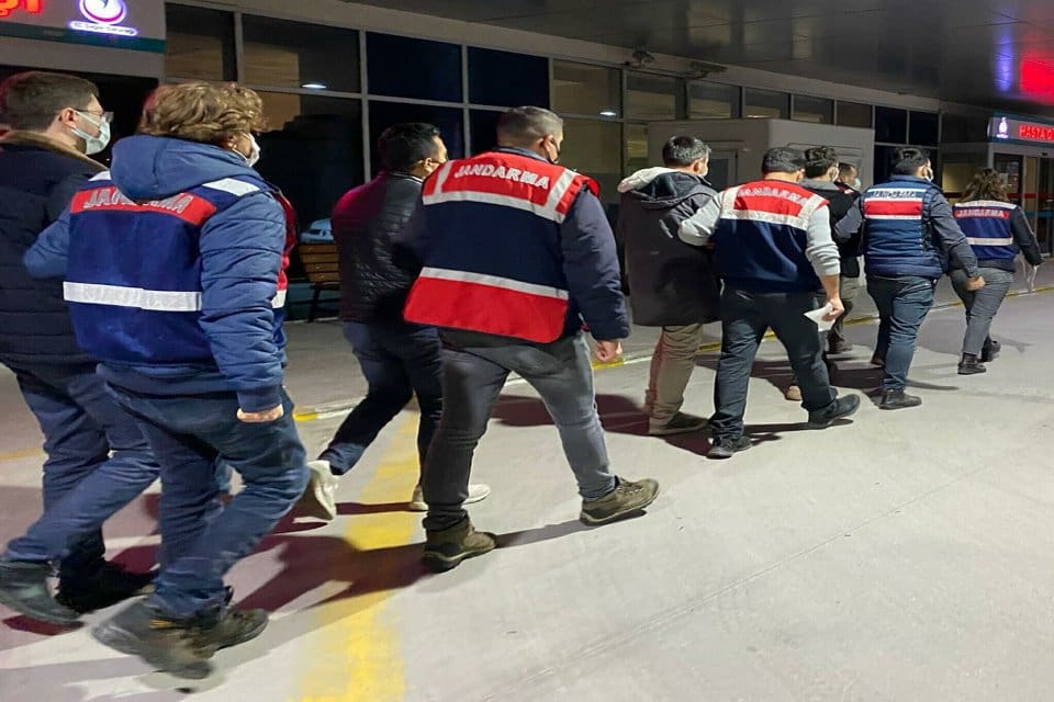 İzmir merkezli 40 ilde FET&Ouml;/PDY'nin T&uuml;rk Silahlı Kuvvetleri (TSK) yapılanmasına