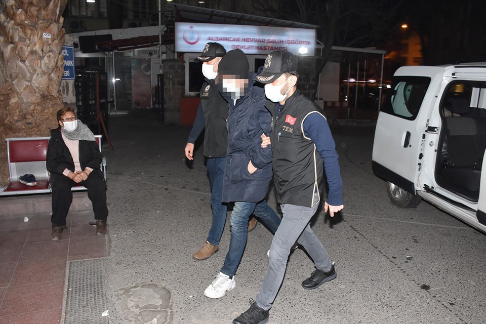 İzmir merkezli 47 ilde Fetullahçı Terör Örgütü'ne (FETÖ) yönelik geniş
