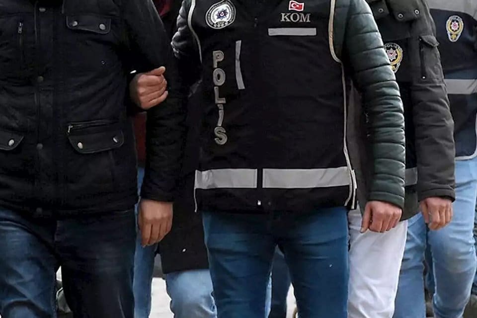İzmir'de, Fethullah&ccedil;ı Ter&ouml;r &Ouml;rg&uuml;t&uuml;'ne (FET&Ouml;) y&ouml;nelik y&uuml;r&uuml;t&uuml;len soruşturma kapsamında, &ouml;rg&uuml;t