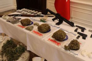 İZMİR merkezli 5 ilde yapılan uyuşturucu operasyonunda 33 kişi gözaltına