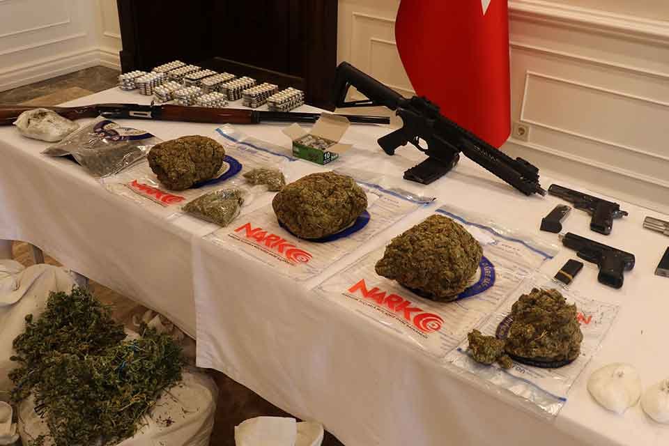İZMİR merkezli 5 ilde yapılan uyuşturucu operasyonunda 33 kişi g&ouml;zaltına