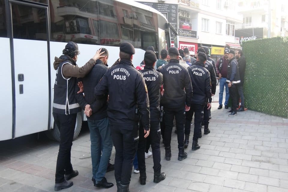 İzmir&rsquo;de, iş insanlarına şantajla&nbsp;haksız kazan&ccedil; sağlayan ve &ccedil;ok sayıda 'nitelikli