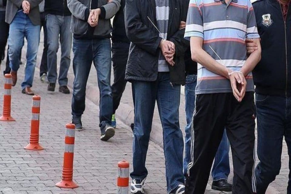İzmir merkezli 6 ilde, FET&Ouml;/PDY'nin 'TSK yapılanması'na y&ouml;nelik y&uuml;r&uuml;t&uuml;len soruşturma