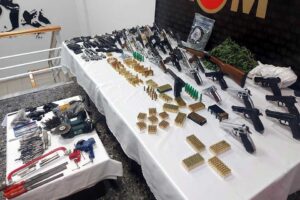 İzmir'de, yasa dışı silah ticareti yapan kişilere yönelik operasyonda 93