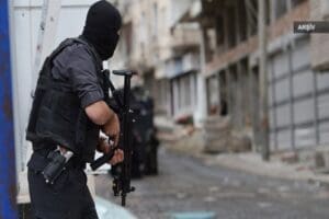 İzmir merkezli 4 ilde, ter&ouml;r &ouml;rg&uuml;t&uuml; PKK'ya y&ouml;nelik operasyonda 16