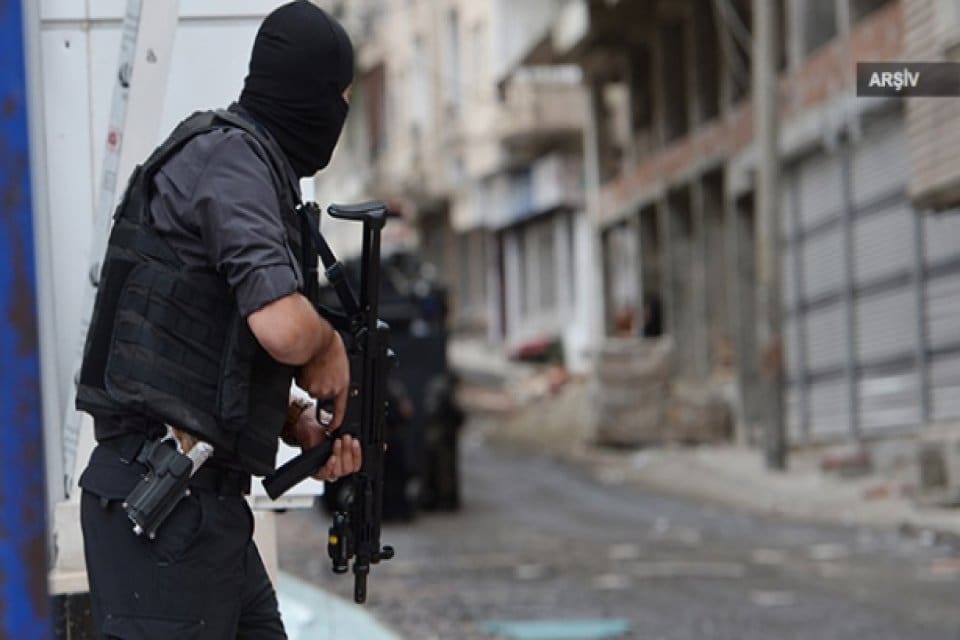 İzmir merkezli 4 ilde, ter&ouml;r &ouml;rg&uuml;t&uuml; PKK'ya y&ouml;nelik operasyonda 16