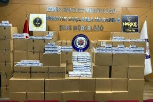 İzmir merkezli 3&nbsp;ilde d&uuml;zenlenen uyuşturucu operasyonunda&nbsp;828 bin 356 sentetik hap