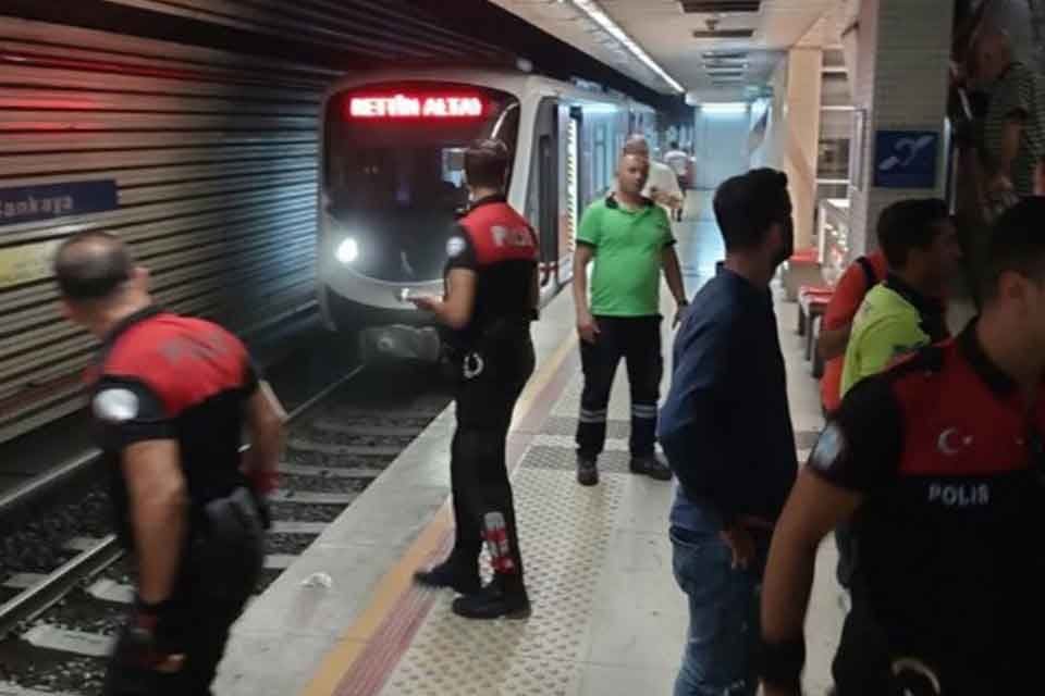 İzmir&rsquo;de Fahrettin Altay&nbsp;metro hattında intihar girişimi ger&ccedil;ekleşti. İntihar girşiminde bulunan