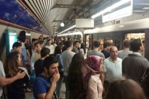 İzmir'de metroda d&uuml;n akşam başlayan ve sabah mesai saati başlangıcında