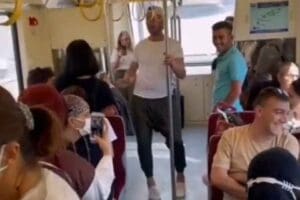 İzmir Metrosu'nda mezdeke ile dans eden adam şaşkınlık yarattı. İzmir