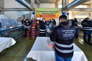 İzmir B&uuml;y&uuml;kşehir Belediyesi en az 50 bin ilk ve ortaokul