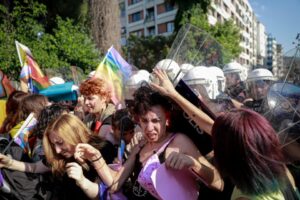 İzmir’de LGBTİQ+ Onur Yürüyüşü (Pride) için Alsancak'a çıkan gruplara polis müdahale