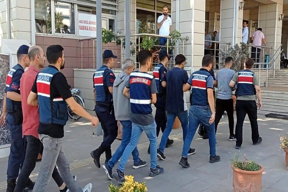 İzmir'in Torbalı il&ccedil;esinde d&uuml;zenlenen uyuşturucu operasyonunda 5 ş&uuml;pheli tutuklandı. İzmir