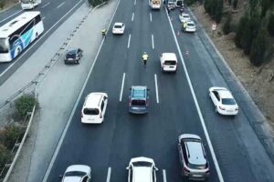 İzmir'de polisin dronlu denetimlerinde, trafik kurallarını ihlal ettikleri belirlenen 65