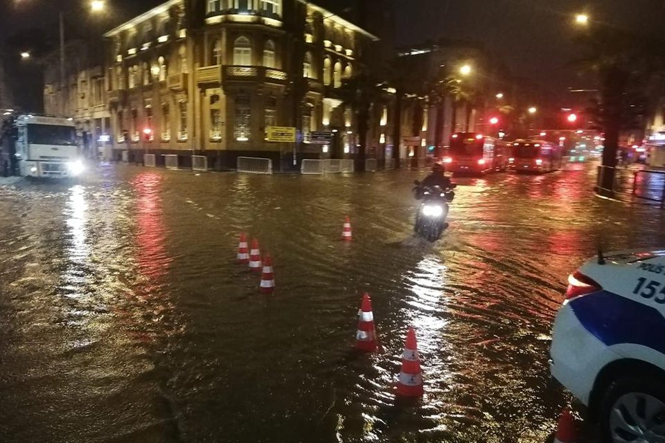 Meteoroloji Genel Müdürlüğü’nden İzmir için yapılan gök gürültülü sağanak yağış uyarısının