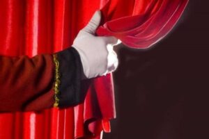 İzmir Şehir Tiyatroları 70 yılın ardından sahnelerdeki yerini alıyor. İzmir