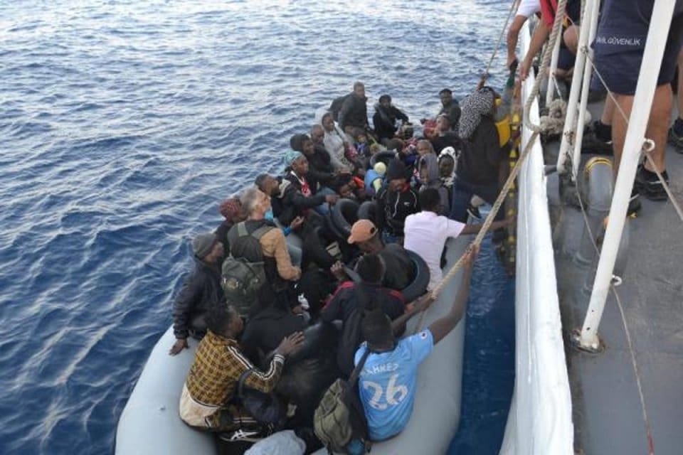 İzmir'in &Ccedil;eşme, Dikili ve Seferihisar il&ccedil;eleri a&ccedil;ıklarında Yunanistan unsurlarınca T&uuml;rk
