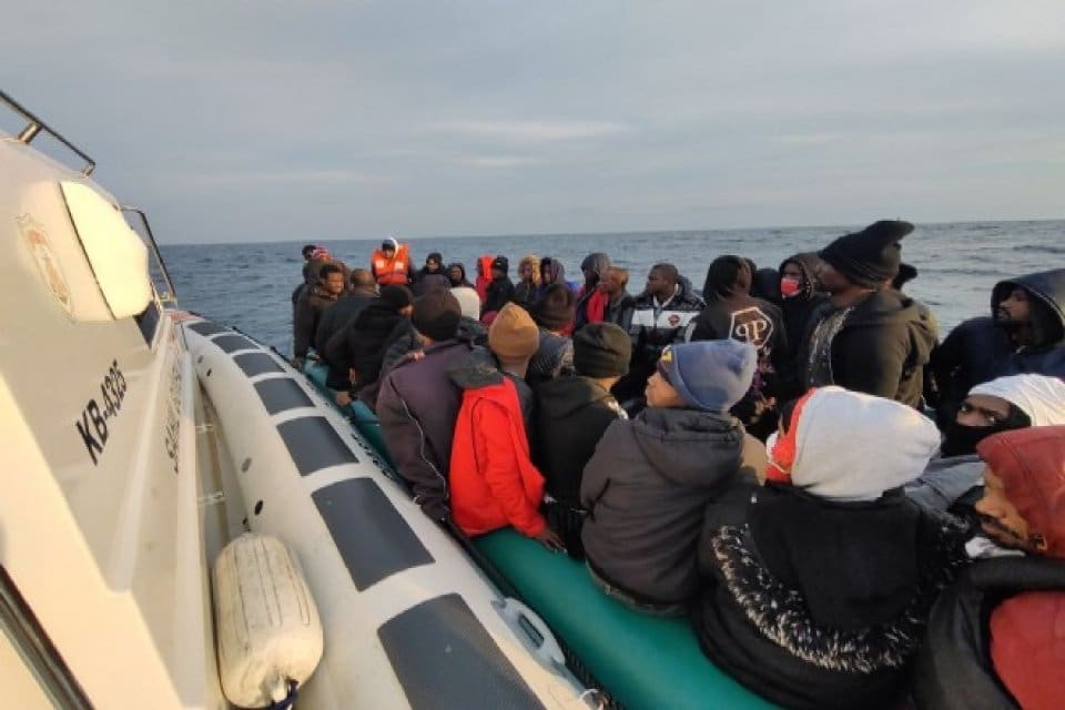 Menderes ve &Ccedil;eşme il&ccedil;eleri a&ccedil;ıklarında, Yunanistan unsurları tarafından T&uuml;rk kara