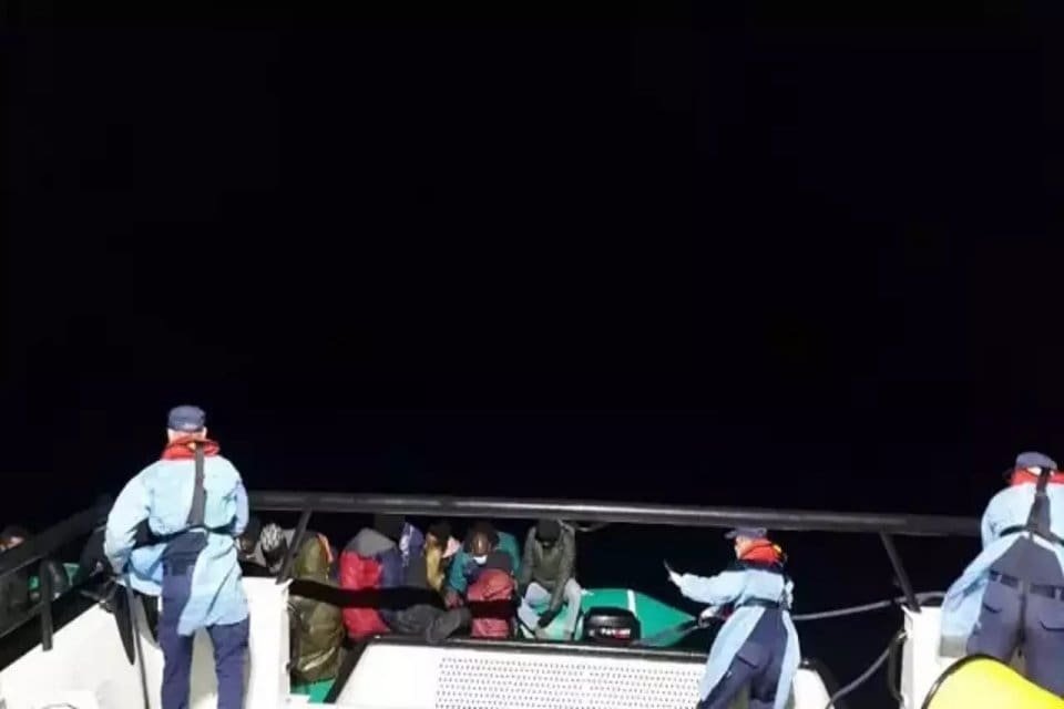 İzmir'in Fo&ccedil;a ve &Ccedil;eşme il&ccedil;eleri a&ccedil;ıklarında, motor arızası nedeniyle s&uuml;r&uuml;klenen
