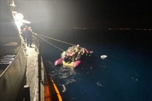İzmir'in Dikili il&ccedil;esi a&ccedil;ıklarında 38 d&uuml;zensiz g&ouml;&ccedil;men, Sahil G&uuml;venlik ekiplerince