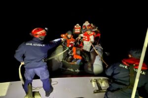 Seferihisar ve Dikili il&ccedil;esi a&ccedil;ıklarında, Yunanistan unsurlarınca geri itilen lastik