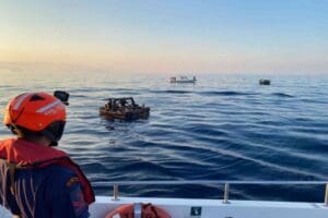 İzmir'in &Ccedil;eşme ve Dikili il&ccedil;eleri a&ccedil;ıklarında 49 d&uuml;zensiz g&ouml;&ccedil;men yakalandı,