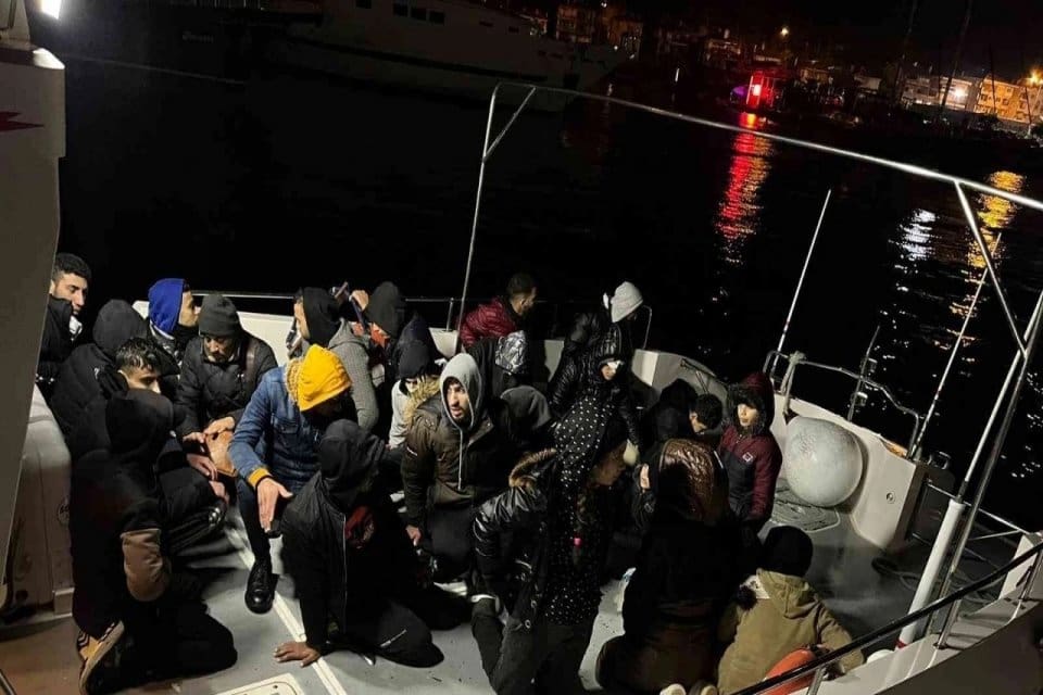 İzmir'in &Ccedil;eşme ve Seferihisar il&ccedil;eleri a&ccedil;ıklarında Yunanistan unsurlarınca T&uuml;rk kara