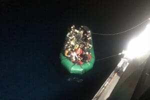 İzmir'in Dikili ve Seferihisar il&ccedil;eleri a&ccedil;ıklarında, 143 d&uuml;zensiz g&ouml;&ccedil;men kurtarıldı,