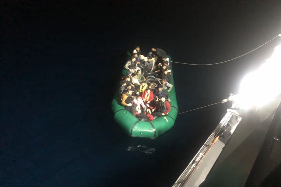 İzmir'in Dikili ve Seferihisar il&ccedil;eleri a&ccedil;ıklarında, 143 d&uuml;zensiz g&ouml;&ccedil;men kurtarıldı,
