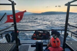 İzmir'in Karaburun il&ccedil;esi a&ccedil;ıklarında, Yunanistan unsurlarınca geri itilen 10 d&uuml;zensiz