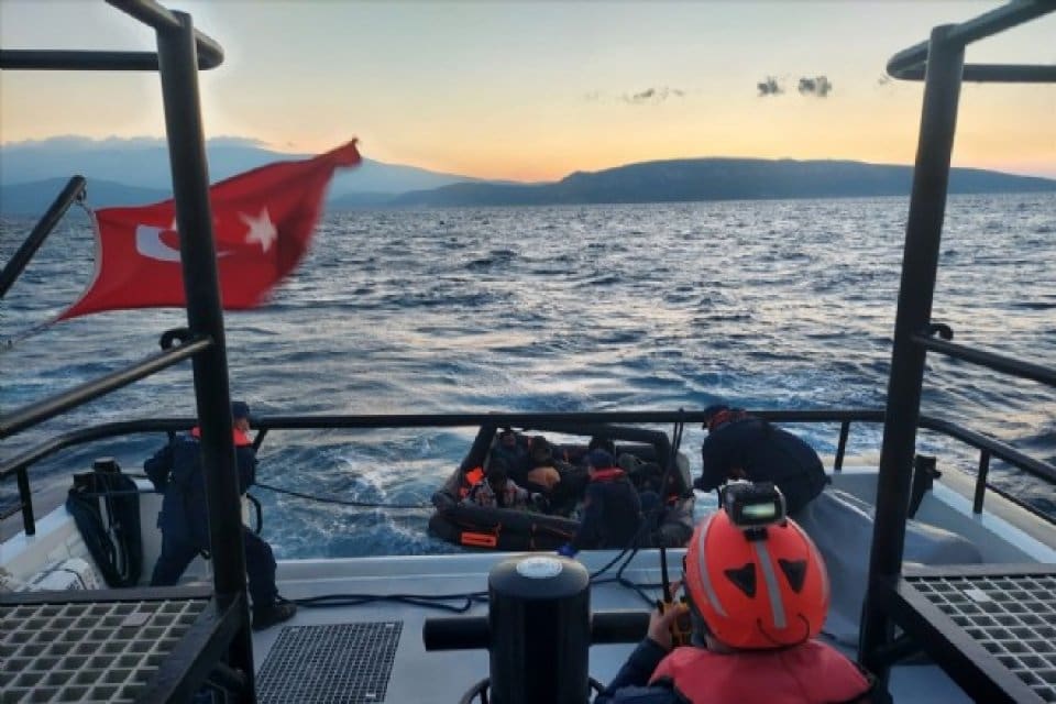 İzmir'in Karaburun il&ccedil;esi a&ccedil;ıklarında, Yunanistan unsurlarınca geri itilen 10 d&uuml;zensiz
