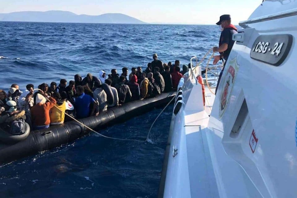 Dikili ve &Ccedil;eşme il&ccedil;eleri a&ccedil;ıklarında 66 d&uuml;zensiz g&ouml;&ccedil;men kurtarıldı, 154