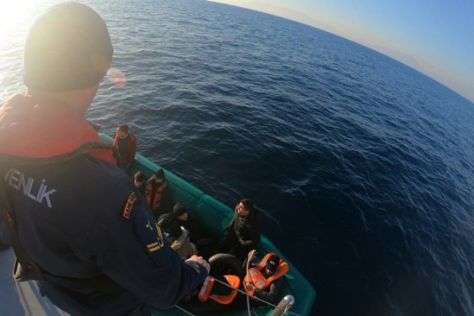 İzmir'in Seferihisar ve Urla il&ccedil;eleri a&ccedil;ıklarında 41 d&uuml;zensiz g&ouml;&ccedil;men yakalandı.