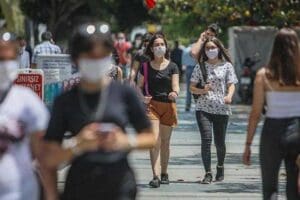 Pandemi bitmedi! Aşılanmalı ve aşılansak da maske – mesafe kurallarına